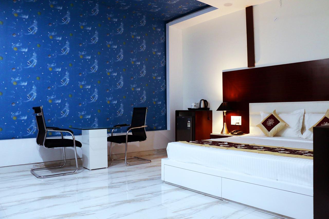 Hotel Neelam Moga ルディヤーナー エクステリア 写真