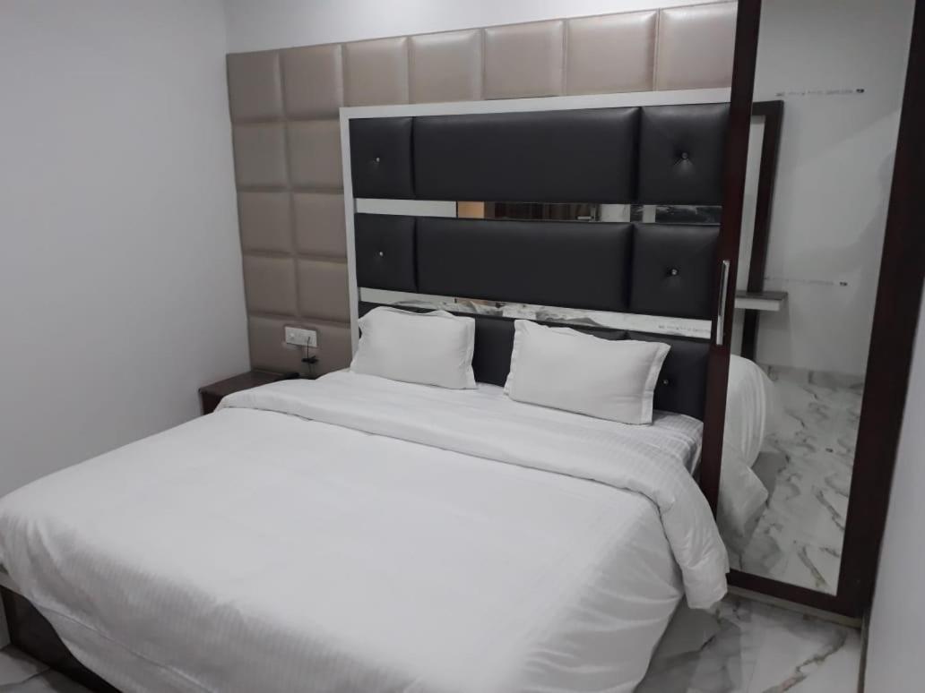Hotel Neelam Moga ルディヤーナー エクステリア 写真